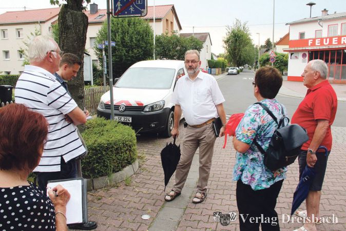 Ihre Wurzeln sorgen f&uuml;r massive Sch&auml;den an der Fahrbahn: Die entlang des Faulbrunnenweges stehenden B&auml;ume (siehe Hintergrund) m&uuml;ssen daher im Vorfeld der Stra&szlig;ensanierungsma&szlig;nahmen gef&auml;llt werden, erkl&auml;rte B&uuml;rgermeister Michael Antenbrink.
(Foto: Pressestelle Stadt Fl&ouml;rsheim am Main)