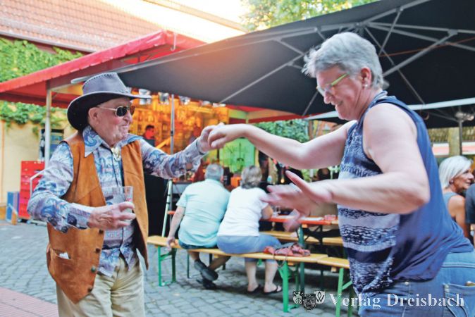 Da hielt es so manchen nicht mehr auf dem Platz: Die tolle Musik brachte die Besucher des Folk- und Blues-Festivals im Alten Posthof zum Tanzen.