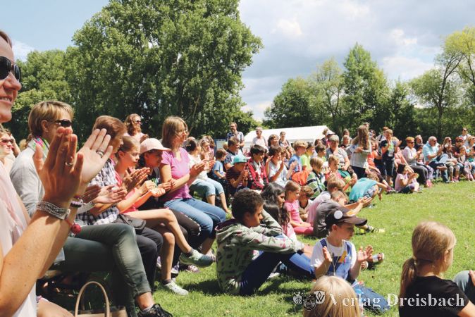 Viel Spa&szlig; hatten die G&auml;ste der Abschlussfeier der diesj&auml;hrigen Ferienspiele: Eltern, Geschwister, Gro&szlig;eltern und Freunde applaudierten gut gelaunt bei den Vorf&uuml;hrungen der Ferienspielkinder.