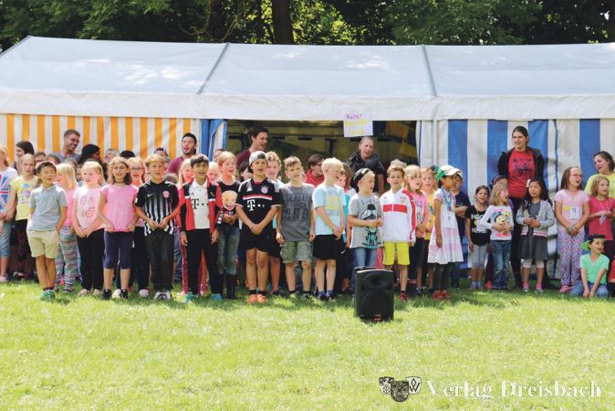 Nat&uuml;rlich musste zum feierlichen Abschluss auch der &quot;Hattersheimer Ferienspiel-Hymne&quot; noch einmal von allen gesungen werden.
(Fotos: A. Kreusch)