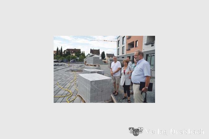 Ein Rundgang &uuml;ber die Gro&szlig;baustelle rund um das Neue Rathaus machte B&uuml;rgermeister Michael Antenbrink am Donnerstagnachmittag, 20. Juli, mit einem Dutzend Interessierten.