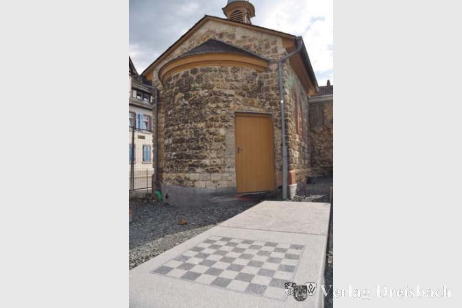 Schachspielen im Schatten der Marienkapelle: K&uuml;nftig kann auf dem Kapellenplatz gespielt werden, sofern die Besucher ihre Schachfiguren mitbringen.