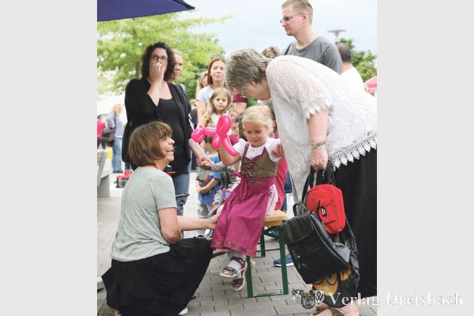 Rita Wiebe erf&uuml;llte wie bei vielen Festen an der Mainspitze Kinderw&uuml;nsche am Flie&szlig;band und sorgte mit ihren Luftballonkreationen f&uuml;r gl&uuml;ckliche Kinder.