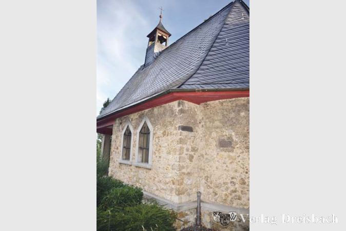 Diebe entfernten zielstrebig Kupferfallrohre an der Kriegerged&auml;chtniskapelle.
(Fotos: R. D&ouml;rh&ouml;fer)