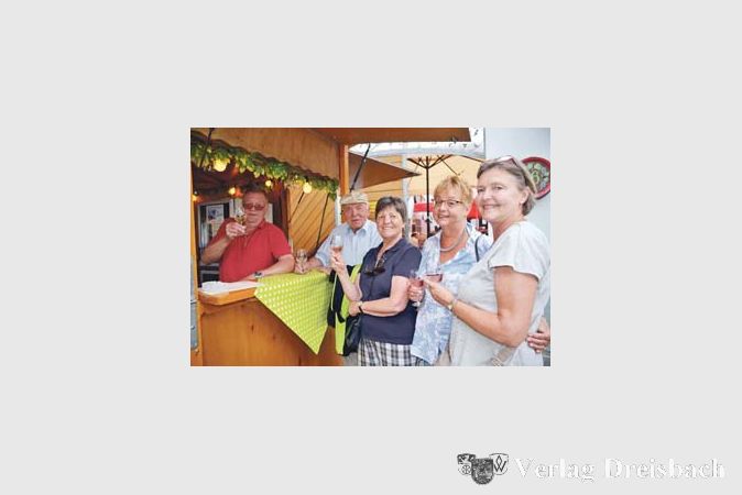 Auch inmitten des regen Treibens konnten 150 Wickerer Weine auf dem 44. Weinfest probiert werden.