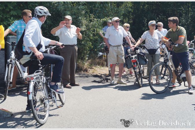 Rudolf Guthmann (3.v.l.) f&uuml;hrte beim Gemarkungsrundgang diesmal zu den Orten in Gustavsburg, die besondere Geschichte(n) zu bieten haben.
(Fotos: G&ouml;ssl)

&nbsp;