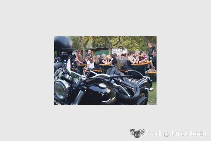 In Sichtweite ihrer treuen Gef&auml;hrten feierten die Motorradfans den MCB-Geburtstag.
(Fotos: G&ouml;ssl)

&nbsp;