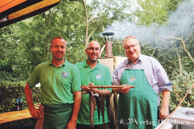 Auch Hattersheims B&uuml;rgermeister Klaus Schindling (rechts) war gern gesehener Gast auf dem Fischereifest des ASV. Erster Vorsitzender Haiko Zimmermann (links) und Zweiter Vorsitzender Matthias K&auml;ck freuten sich &uuml;ber seinen Besuch am Stand der Forellen-R&auml;ucherei.
(Fotos: A. Kreusch)