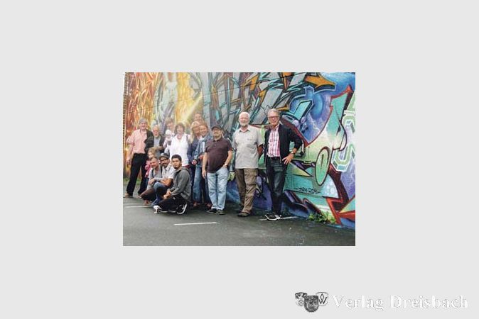 Weltallszene statt Waschbetonflair: Zehn Graffitik&uuml;nstler aus aller Welt beteiligten sich an der Umgestaltung der Supermarkt-Au&szlig;enwand, deren Tage in dieser Funktion gez&auml;hlt sind. Initiatorin Monika Heidacker und die K&uuml;nstler hoffen allerdings noch, einen neuen Aufstellungsort f&uuml;r die Wandelemente zu finden.
(Foto: Engert)