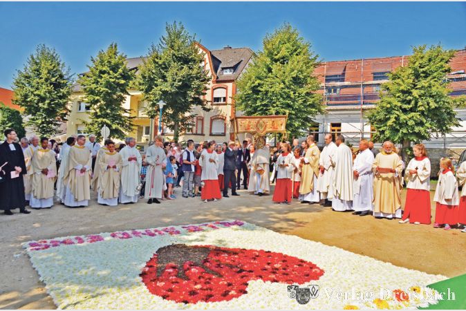 Ein gro&szlig;er Blumenteppich aus Dahlien schm&uuml;ckte den vierten Altar am Mainufer, der erstmals neben der Erinnerungsstele der Raabekazze seinen Platz gefunden hatte.
(Foto: R. D&ouml;rh&ouml;fer