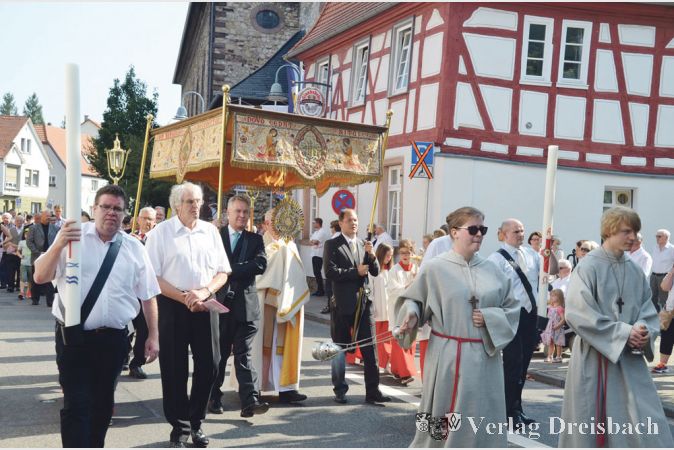 &bdquo;Alle sollen eins sein&ldquo; war Thema des 351. Verlobten Tages, an dem auch in diesem Jahr wieder hunderte Gl&auml;ubige das Gel&ouml;bnis von 1666 erf&uuml;llten. Die Prozession f&uuml;hrte durch die festlich geschm&uuml;ckten Stra&szlig;en der Fl&ouml;rsheimer Altstadt.

&nbsp;