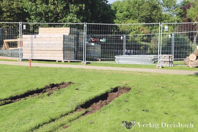 Der Rasen der Parkanlage wurde bereits bei der Anlieferung von Materialien zum Aufbau der Almh&uuml;tte erheblich in Mitleidenschaft gezogen.