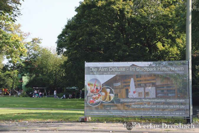 Am 8. September &ouml;ffnet die 2.500 Quadratmeter gro&szlig;e &bdquo;Alm Deluxe&ldquo; im Stadtpark ihre Pforten. Der Veranstalter rechnet &uuml;ber einen Zeitraum von acht Wochen mit 1.500 Besuchern t&auml;glich. In Sichtweite: Der Kinderspielplatz und der Familientreff &bdquo;Gr&uuml;nes Haus&ldquo;.
(Fotos: A. Kreusch)
