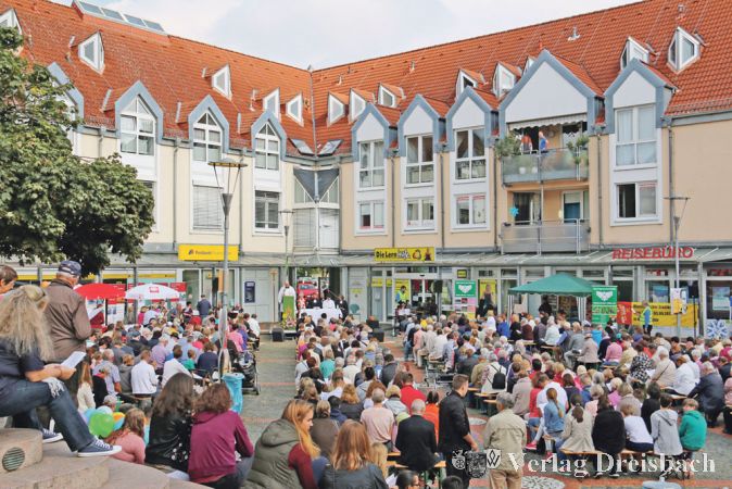 Mit zahlreichen Besuchern aus den Gemeinden beider Konfessionen aller drei Hattersheimer Stadtteile und sogar mit einigen von weiter weg angereisten G&auml;sten fand am letzten Sonntag auf dem Hattersheimer Marktplatz der Abschlussgottesdienst des diesj&auml;hrigen &Ouml;kumenischen Stadtkirchentages statt.
(Fotos: A. Kreusch)

&nbsp;
