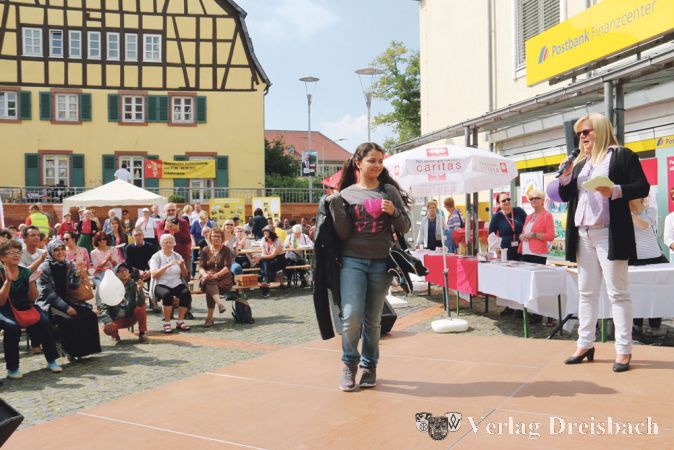 Viel Beachtung fand die Modenschau des Caritas-Anziehpunktes auf dem &bdquo;Markt der M&ouml;glichkeiten&ldquo; im Rahmen des diesj&auml;hrigen &ouml;kumenischen Stadtkirchentags.