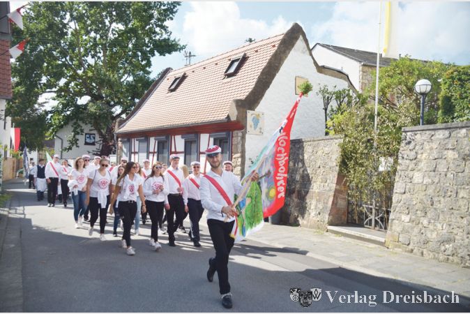 Freudig zogen die Kerbeborsch durch die Wickerer Stra&szlig;en.