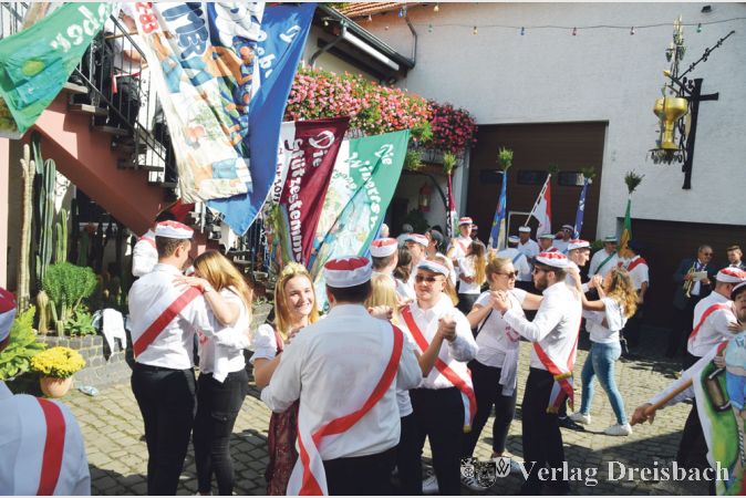 Auch viele Wickerer schlossen sich dem traditionellen Kerbeumzug an und kehrten auf dem Weg zum Festzelt in vielen H&ouml;fen ein.
(Fotos: R. D&ouml;rh&ouml;fer)

&nbsp;