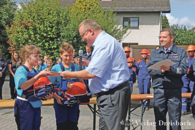 B&uuml;rgermeister Klaus Schindling (Bildmitte) pers&ouml;nlich &uuml;berreichte Marie Mosler und Salvatore Pizzolato die Urkunden ihrer Bef&ouml;rderung von der Minifeuerwehr in die Jugendfeuerwehr.
