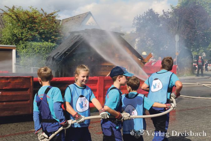 Das Feuer des &bdquo;brennenden Hauses&ldquo; in der Schulstra&szlig;e war schon gut abgeklungen, der &bdquo;blaue Trupp&ldquo; der Minifeuerwehr konnte sich n&auml;her heranwagen und auch den letzten Flammen noch den Garaus machen.