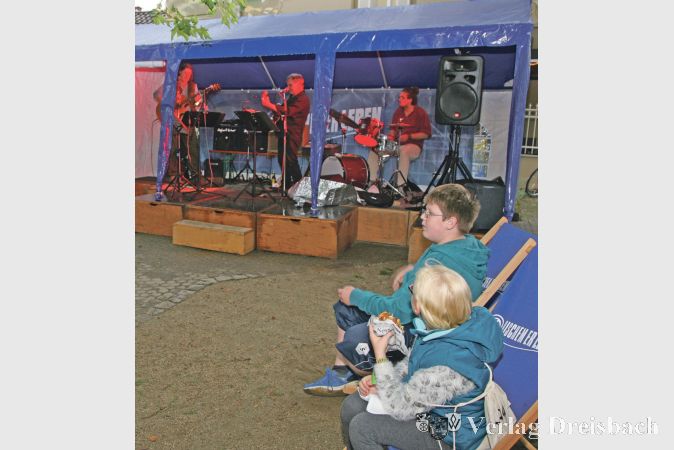 F&uuml;r Livemusik mit Klassikern aus Rock- und Countrymusik sorgte eine Band um Thomas Kolmar, der das Wetter nicht die Spielfreude rauben konnte.