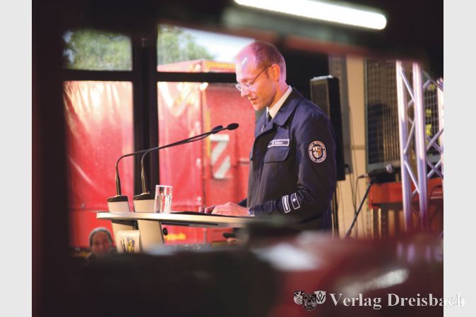 Wehrf&uuml;hrer Marcel Kaiser erl&auml;uterte die Geschichte der Ginsheimer Feuerwehr und ihrer Geb&auml;ude. Der Neubau in der Sankt-Florian-Stra&szlig;e ist erst die dritte Unterkunft der vor 136 Jahren gegr&uuml;ndeten Wehr.