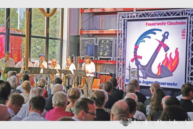 Die Fahrzeughalle war ger&auml;umt und bestuhlt, die Saxophonbande heizte den Ehreng&auml;sten der Einweihungsfeier des neuen Ginsheimer Feuerwehrgeb&auml;udes mit gelegentlichen Einlagen ein.
(gus/Fotos: Steinacker)

&nbsp;