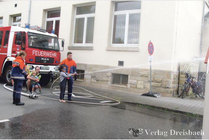 In den Stra&szlig;en rund um den Platz war etwas los: Die Feuerwehr lud in der Schulstra&szlig;e zu einer Spritz&uuml;bung ein.
(Fotos: Engert)