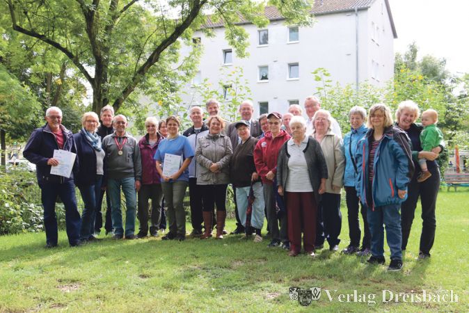 Zufriedene und fr&ouml;hliche Gesichter beim Gartenabschlussfest in der Hattersheimer Siedlung: Die erfolgreichsten &bdquo;Stadtradler&ldquo; wurden mit Urkunden bedacht und freuten sich mit den Festg&auml;sten &uuml;ber einen doch noch sch&ouml;nen Nachmittag bei den Siedlungsg&auml;rten.
(Fotos: A. Kreusch)

&nbsp;