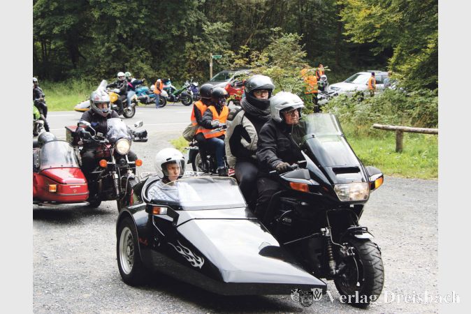 Eine Pause muss sein: Der Tross steuerte unterwegs einen Rastplatz an.