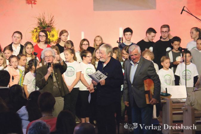 Die Vorsitzende der S&auml;ngervereinigung Okriftel, Helgard Ritter (vorne, links), und Hans Dieter H&ouml;hn vom S&auml;ngerkreis Main-Taunus (vorne, rechts) bedankten sich sehr bei Manfred Krieger f&uuml;r seine wunderbare und intensive musikalische Arbeit mit dem Kinder- und Jugendchor &bdquo;Springflower&ldquo;.