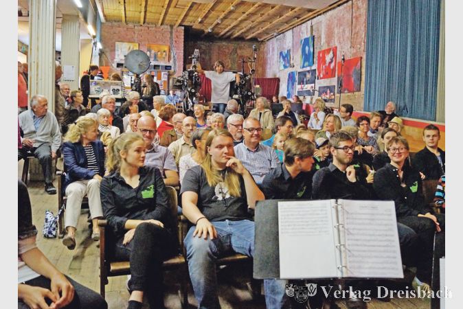 Die Sitzreihen waren dicht besetzt, als Manfred Treber (im Hintergrund) den Projektor anwarf.
(Fotos: G&ouml;ssl)

&nbsp;