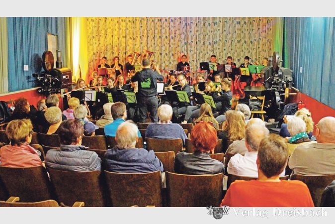 Musiker zu Gast im Kinosaal: Die &bdquo;Fabulous League of Gentlemen&ldquo;, eine Sch&uuml;ler-Big-Band des Mainzer Frauenlob-Gymnasiums, sorgte f&uuml;r Live-Musik mit Klassikern der Filmmusik.