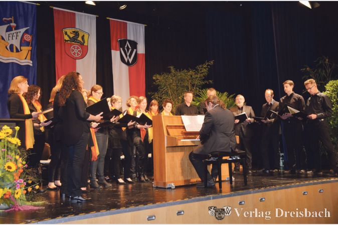 Mit modernem Chorgesang bereicherte der neue Chor der Wickerer S&auml;ngerlust &bdquo;inTakt&ldquo; den 27. B&uuml;rgerempfang in der Stadthalle.