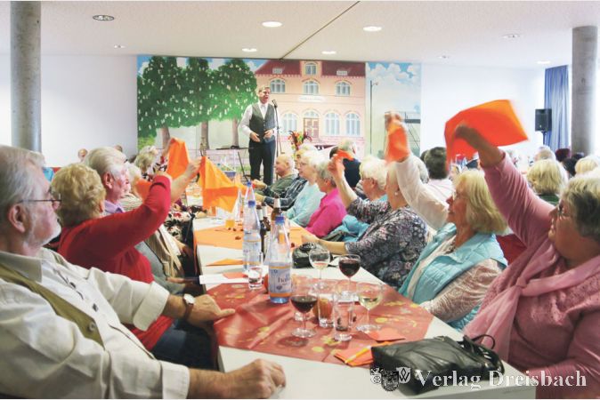 Bei Benny Maros &bdquo;Sierra Madre&ldquo; schwangen im S&uuml;dringtreff die Servietten hoch in der Luft. Die G&auml;ste begeisterten sich sehr f&uuml;r den charmanten Vollblut-Entertainer aus Zeilsheim.(Foto: A. Kreusch)