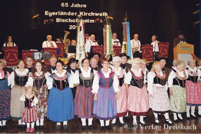 Der Aufmarsch der Egerl&auml;nder in ihren Trachten steht am Anfang einer jeden Kaiserkirwa.