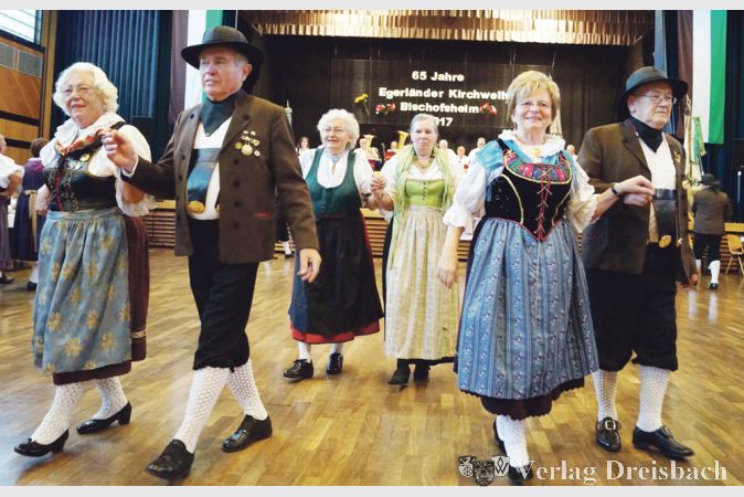 Bei den traditionellen Volkst&auml;nzen lassen sich die Trachten freilich genauso gut pr&auml;sentieren.
