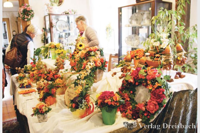 Gelb und orange sind traditionell die Farben des Herbstes, sie herrschen auch in den Blumengebinden vor, die die Mainzerin Petra Sch&auml;fer seit einigen Jahren beim Herbstmarkt im Ginsheimer Rathaus pr&auml;sentiert.