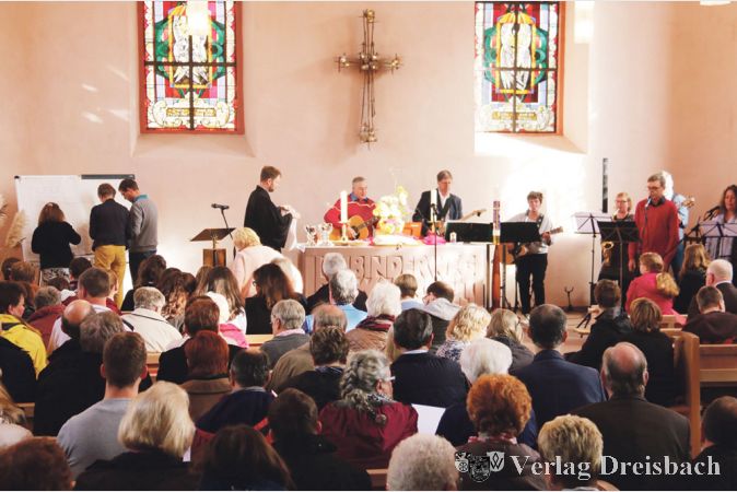 Da war viel los rund um den Altar beim Gottesdienst zum 500. Reformationstag in der Okrifteler Evangelischen Kirche: W&auml;hrend Pfarrer Kraus das Abendmahl vorbereitete, wurden die von den Besuchern ausgef&uuml;llten K&auml;rtchen an die Burgzeichnung angeheftet und gleichzeitig spielte die neue Musikgruppe.
(Foto: A. Kreusch)