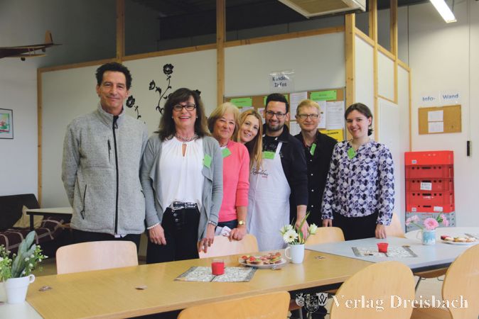 Markus Barthel, Andrea Rottenbacher, Brigitte Schmidt, Tanja Zeliger, Bernd Zeliger, Horst Schmidt und Nadine Genthner bewirteten die G&auml;ste von &bdquo;Essen und W&auml;rme&ldquo; in den R&auml;umen der Hattersheimer/Hofheimer Tafel.
(Foto: A. Kreusch)

&nbsp;