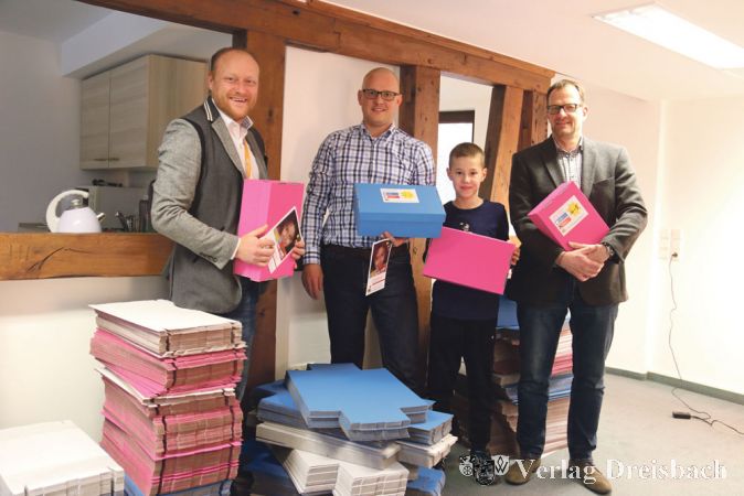 Marcel Carpentier, Gesch&auml;ftsf&uuml;hrer des Globus-Marktes Hattersheim, Darius Gevelhoff, 1. Vorsitzender des GVH, und dessen Sohn Nils sowie Dirk Staudt, 2. Vorsitzender des GHV (v.l.) freuen sich auf die Weihnachtsp&auml;ckchen-Aktion f&uuml;r rum&auml;nische Kinder, f&uuml;r die am letzten Freitag 800 Schuhkartons in das B&uuml;ro des GVH geliefert wurden.
(Foto: A. Kreusch)