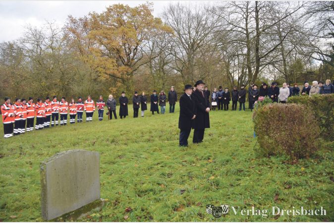 Gro&szlig;e Abordnungen des DRK und der Freiwilligen Feuerwehr s&auml;umten die Kranzniederlegung auf dem j&uuml;dischen Friedhof.
(Fotos: R. D&ouml;rh&ouml;fer)