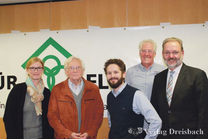 (Von links:) Die Vorstandsmitglieder Petra Schneider-Geilich (Schriftführerin), Hans Jakob Gall (Vereinsvorsitzender), Jerome Wagner (Beisitzer), Holger Scheuering (Schatzmeister) und Bürgermeister Michael Antenbrink (Stellvertretender Vereinsvorsitzender) gehen mit Zuversicht und Tatendrang ans Werk.
(Foto: A. Noé)