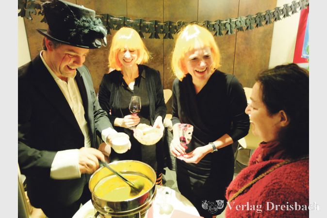 B&uuml;rgermeister Thies Puttnins-von Trotha servierte zum Halloween-Dienstag in den Burg-Lichtspielen K&uuml;rbissuppe von Ute Sixel.
(Fotos: privat)&nbsp;

&nbsp;