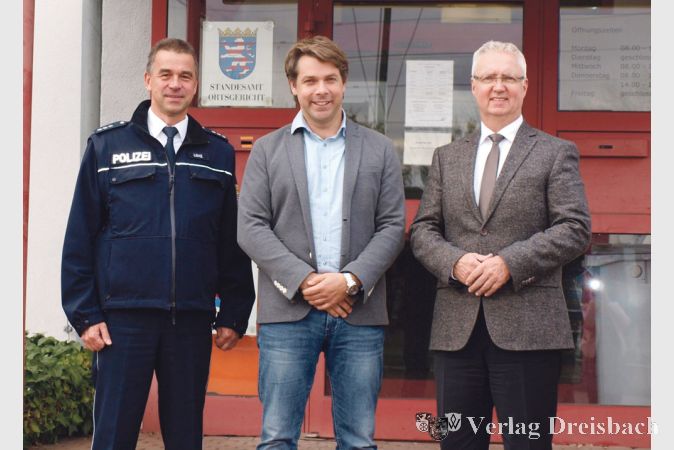 Antrittsbesuch: Polizeihauptkommissar Rolf Leinz stellte seine Aufgaben bei B&uuml;rgermeister Thies Puttnins-von Trotha zusammen mit Bernhard Lammel vom Polizeipr&auml;sident S&uuml;dhessen vor (v.l.).
(Foto: hb)
