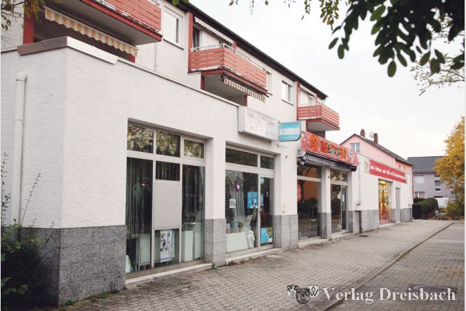 Die Einkaufsm&ouml;glichkeiten in der B&ouml;cklersiedlung f&uuml;r den t&auml;glichen Bedarf ersch&ouml;pften sich zuletzt gerade einmal in einem Laden f&uuml;r B&auml;ckereiwaren. Da nicht damit zu rechnen ist, dass sich die Versorgungslage im Ortsteil selber noch einmal verbessern wird, soll nun ein Shuttle-Service in den Ortskern f&uuml;r Abhilfe sorgen.
(gus/Foto: Steinacker)