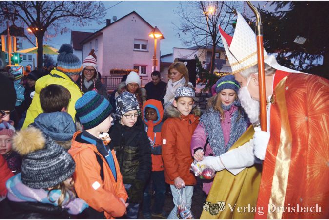 Der Heilige Nikolaus schaute auch in Weilbach vorbei und brachte gut gef&uuml;llte Nascht&uuml;ten mit.
(Foto: R. D&ouml;rh&ouml;fer)