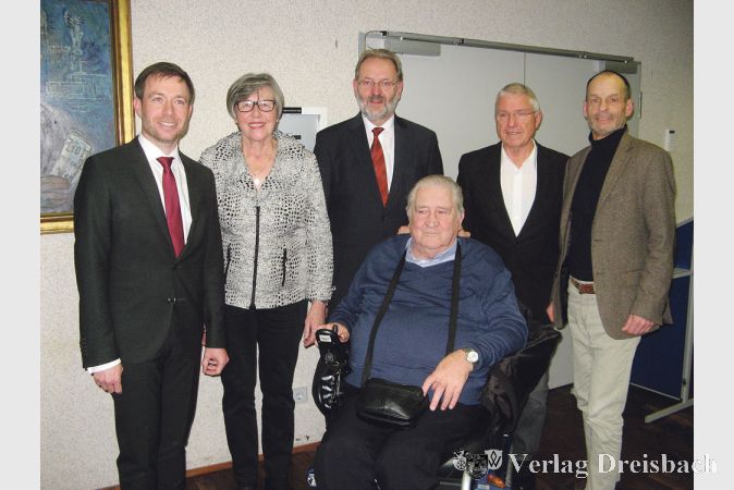 Stadtverordnetenvorsteher Steffen Bonk (links) und B&uuml;rgermeister Michael Antenbrink (3. von rechts) mit vier von f&uuml;nf Geehrten; namentlich sind dies Berthilde Enders, Robert Oerter, Rudi Weckbach und Helmut Reinhard (von links). Wolfgang Pokowietz konnte die Ehrung aus gesundheitlichen Gr&uuml;nden nicht pers&ouml;nlich entgegennehmen.
(Foto: Pressestelle Stadt Fl&ouml;rsheim am Main)