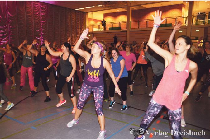 Gute drei Stunden lang durften sich Zumba-Fans bei der dritten Wickerer Zumba-Party auspowern.
(Foto: R. D&ouml;rh&ouml;fer)
