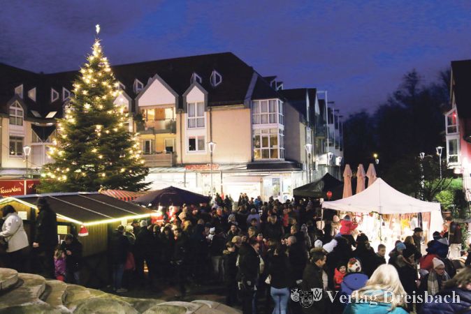 Ab dem sp&auml;ten Nachmittag herrschte dichtes Gedr&auml;nge auf dem Hattersheimer Weihnachtsmarkt. Wenn alle Lichter leuchten und die Buden festlich strahlen ist es eben am sch&ouml;nsten, &uuml;ber den Marktplatz zu schlendern.
(Foto: A. Kreusch)

&nbsp;