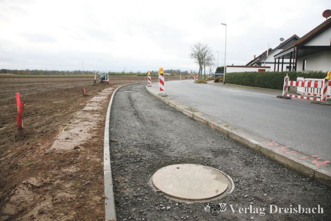 Der B&uuml;rgersteig, den der Hessenring nun auch auf der Westseite erh&auml;lt, ist der deutliche Hinweis, dass es dort mit der Wohngebietsentwicklung nun vorangeht. Es ist das vorletzte Baugebiet in Bischofsheim, in dem neuer Wohnraum auf Ackerfl&auml;chen entstehen darf.